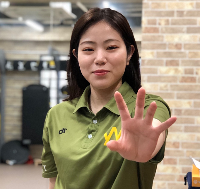 スタッフ写真（バストアップ）