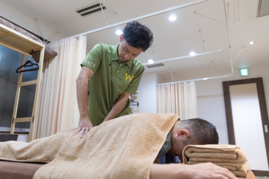 治療（施術）を行っている様子